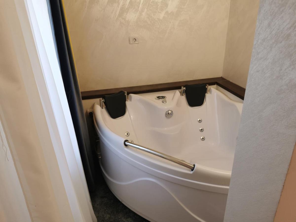 Casa Davison Lägenhet Târgu Jiu Exteriör bild